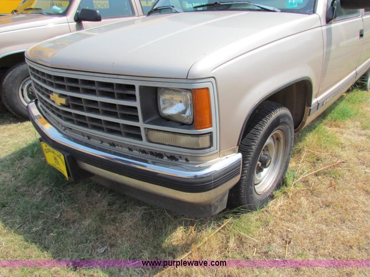 image for item B7398 1993 Chevrolet Suburban 1500 SUV