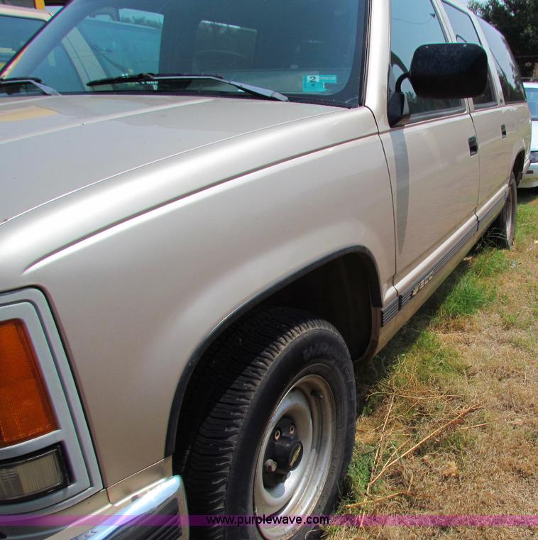 image for item B7398 1993 Chevrolet Suburban 1500 SUV