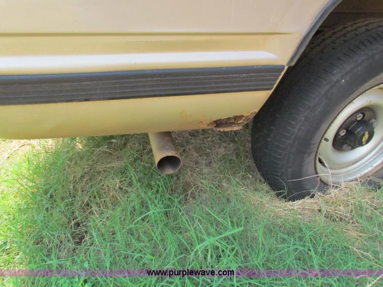 image for item B7398 1993 Chevrolet Suburban 1500 SUV