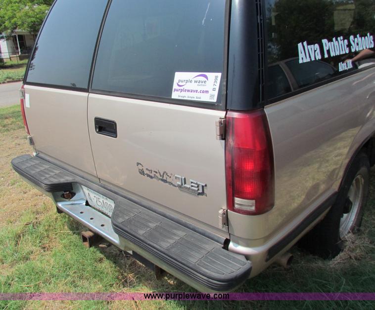 image for item B7398 1993 Chevrolet Suburban 1500 SUV