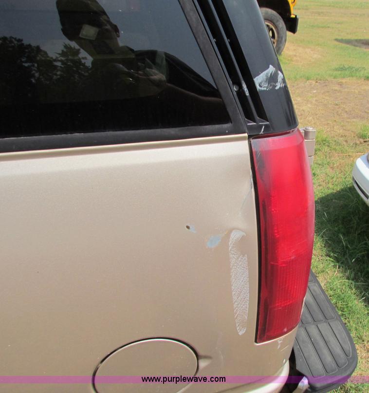 image for item B7398 1993 Chevrolet Suburban 1500 SUV