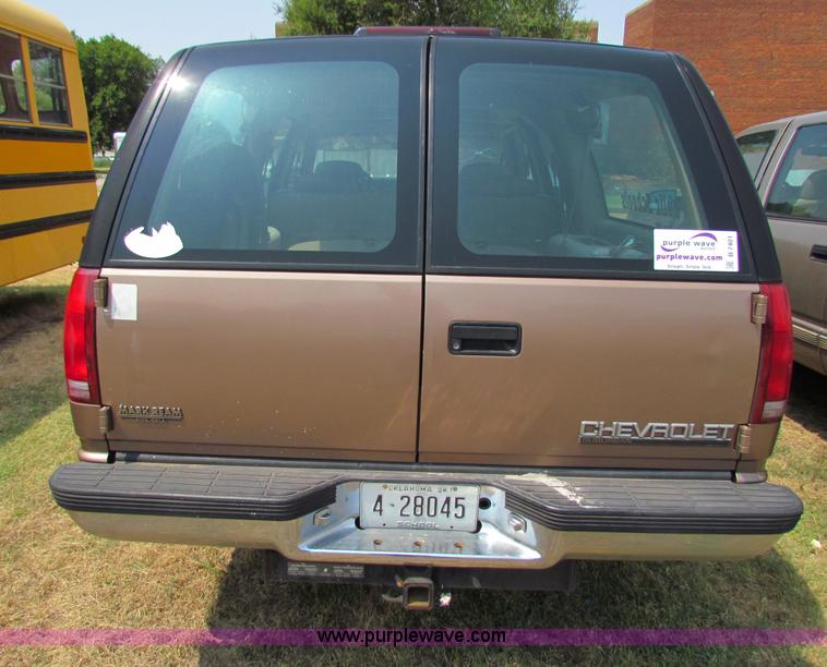 image for item B7401 1995 Chevrolet Suburban 2500 SUV