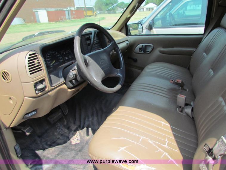 image for item B7401 1995 Chevrolet Suburban 2500 SUV