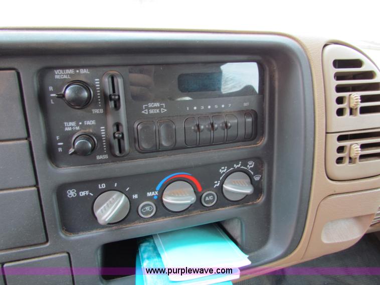 image for item B7401 1995 Chevrolet Suburban 2500 SUV