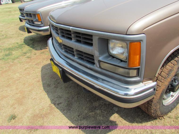 image for item B7401 1995 Chevrolet Suburban 2500 SUV
