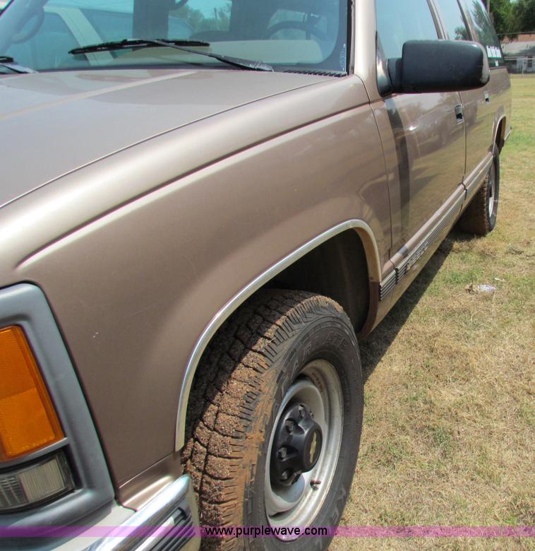 image for item B7401 1995 Chevrolet Suburban 2500 SUV