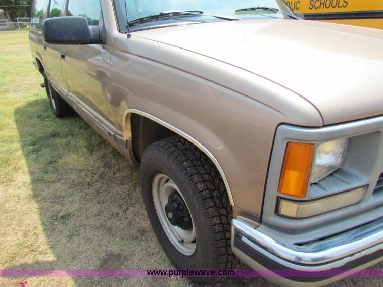 image for item B7401 1995 Chevrolet Suburban 2500 SUV