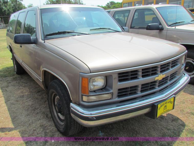 image for item B7402 1995 Chevrolet Suburban 2500 SUV