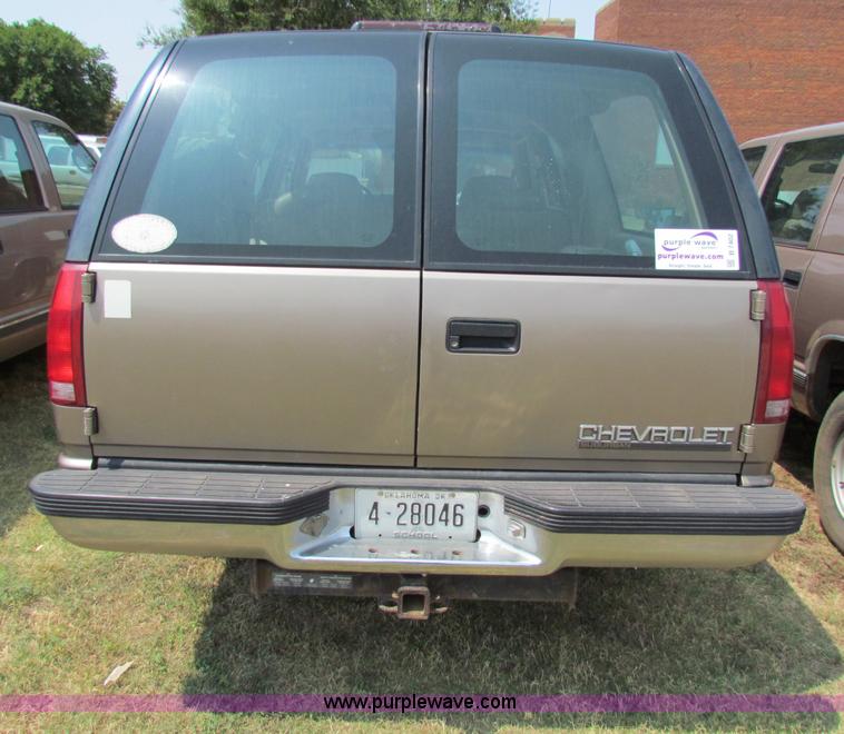 image for item B7402 1995 Chevrolet Suburban 2500 SUV
