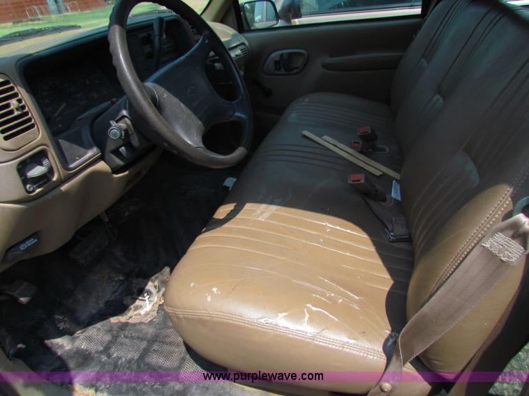 image for item B7402 1995 Chevrolet Suburban 2500 SUV