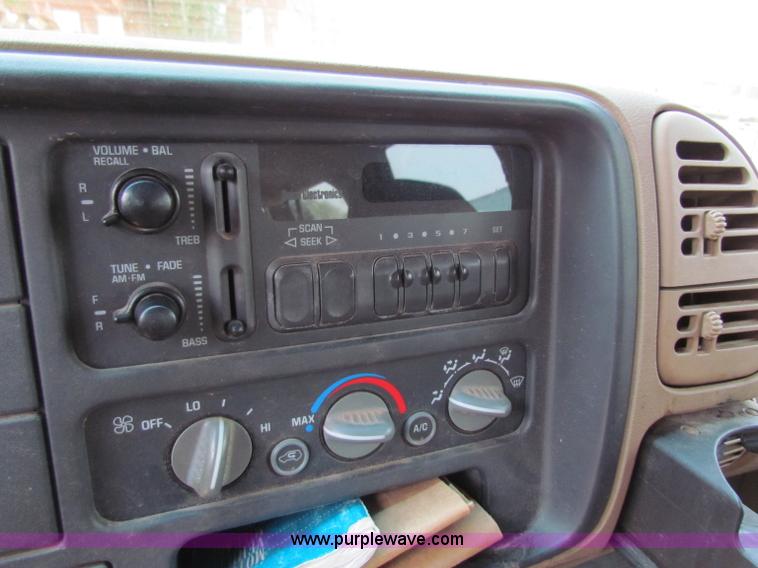 image for item B7402 1995 Chevrolet Suburban 2500 SUV