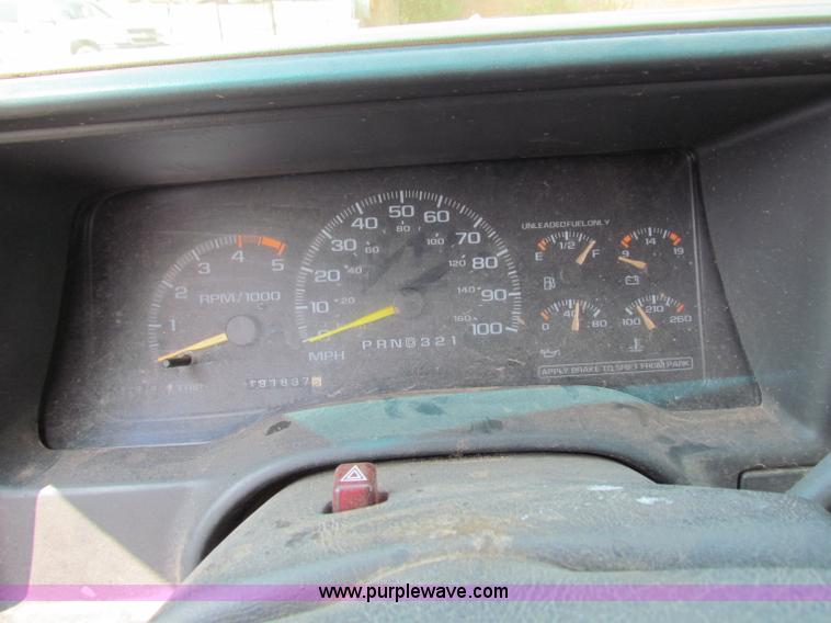 image for item B7402 1995 Chevrolet Suburban 2500 SUV