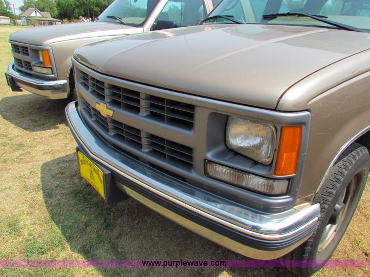 image for item B7402 1995 Chevrolet Suburban 2500 SUV