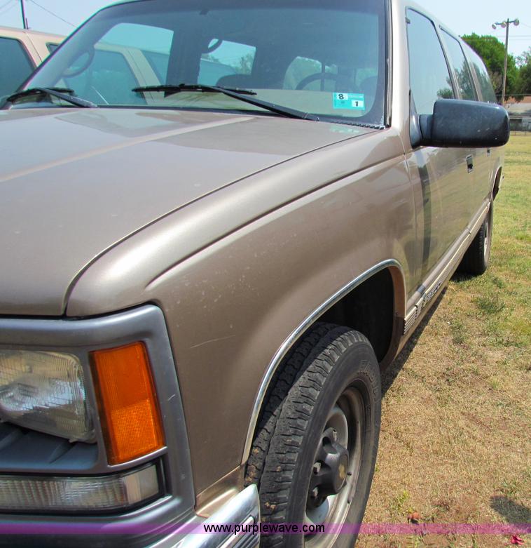 image for item B7402 1995 Chevrolet Suburban 2500 SUV