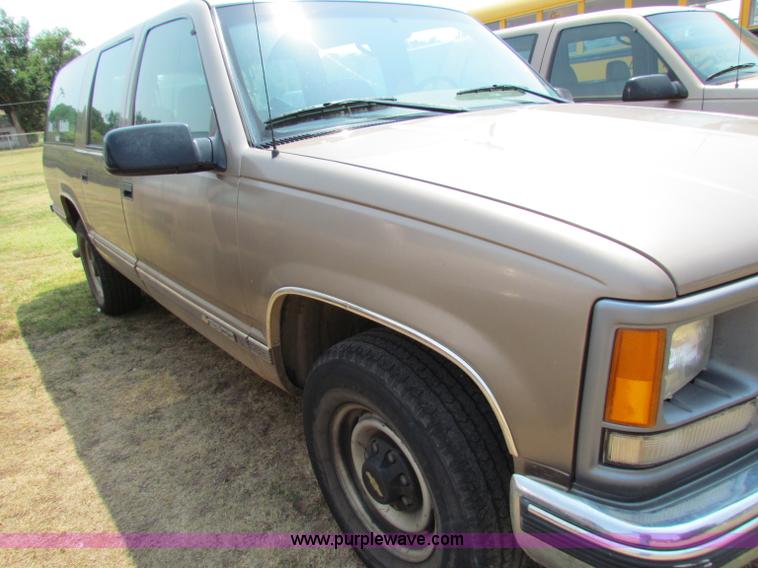 image for item B7402 1995 Chevrolet Suburban 2500 SUV
