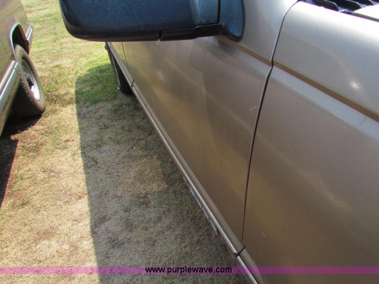 image for item B7402 1995 Chevrolet Suburban 2500 SUV