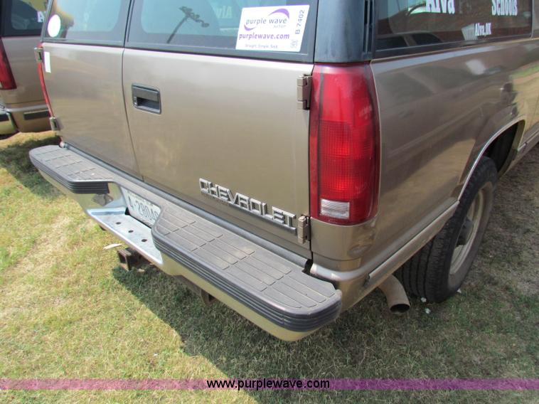 image for item B7402 1995 Chevrolet Suburban 2500 SUV