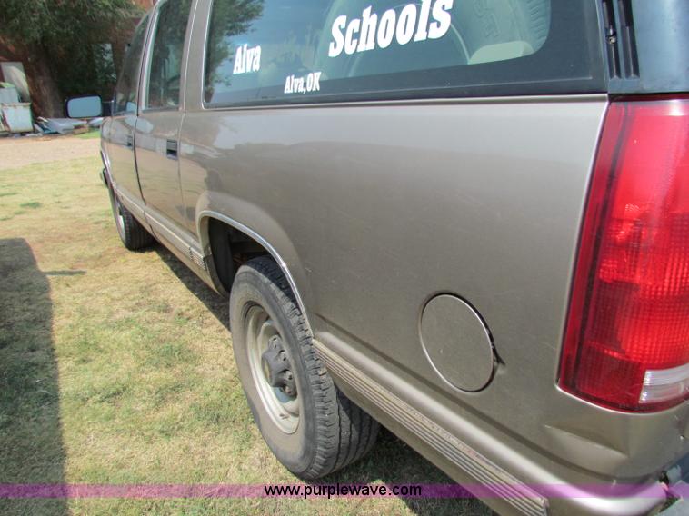image for item B7402 1995 Chevrolet Suburban 2500 SUV