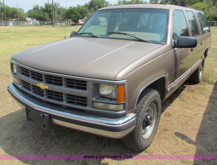image for item B7403 1995 Chevrolet Suburban 2500 SUV