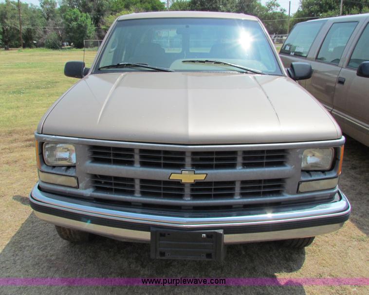 image for item B7403 1995 Chevrolet Suburban 2500 SUV
