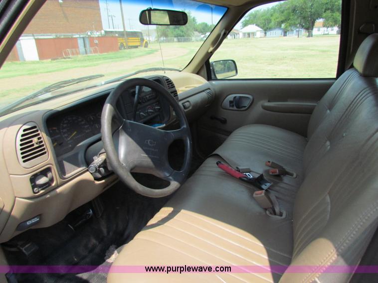 image for item B7403 1995 Chevrolet Suburban 2500 SUV