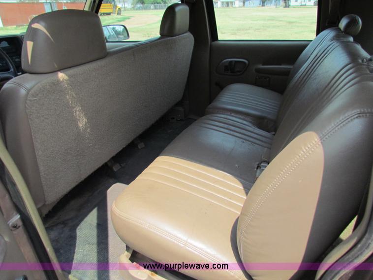 image for item B7403 1995 Chevrolet Suburban 2500 SUV