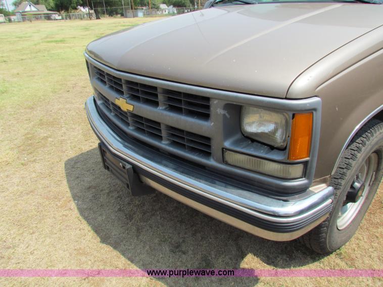 image for item B7403 1995 Chevrolet Suburban 2500 SUV