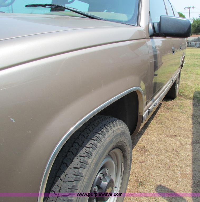 image for item B7403 1995 Chevrolet Suburban 2500 SUV