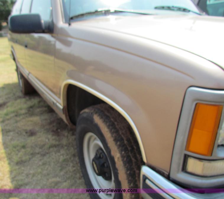 image for item B7403 1995 Chevrolet Suburban 2500 SUV