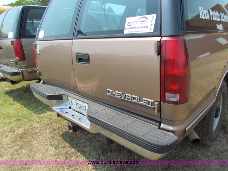 image for item B7403 1995 Chevrolet Suburban 2500 SUV
