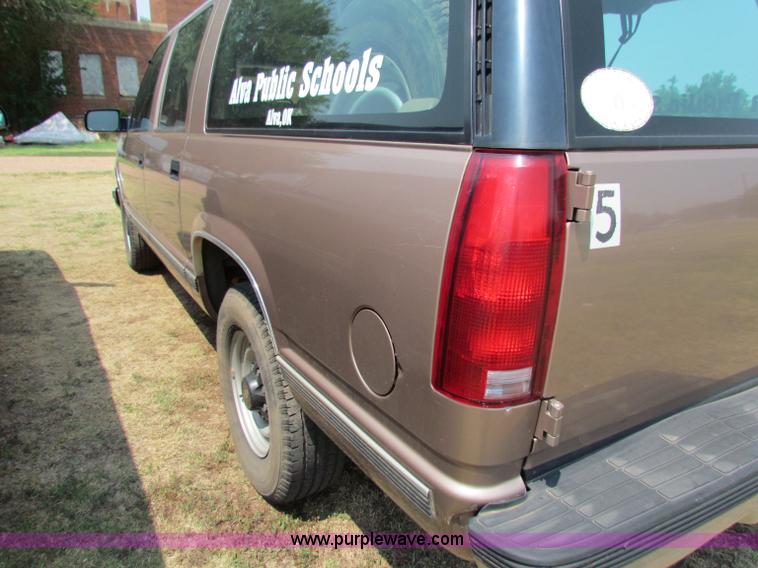 image for item B7403 1995 Chevrolet Suburban 2500 SUV