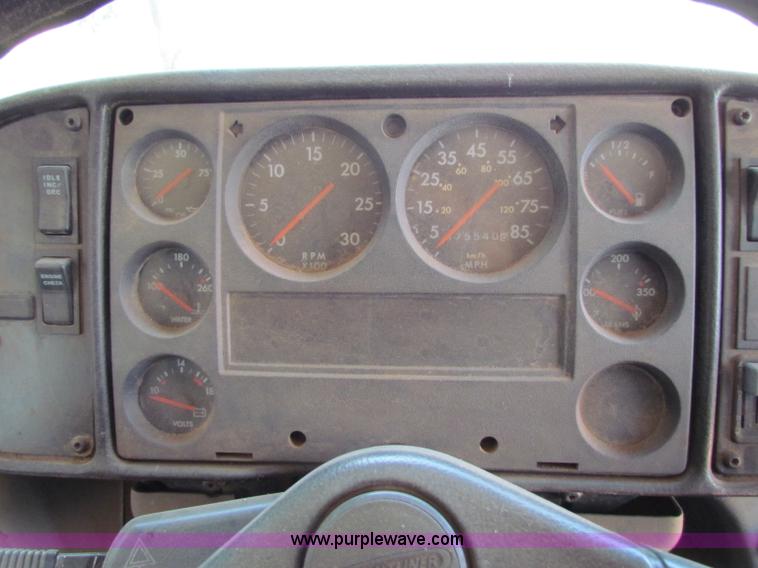 image for item B7405 2001 Freightliner FS65 Thomas school bus