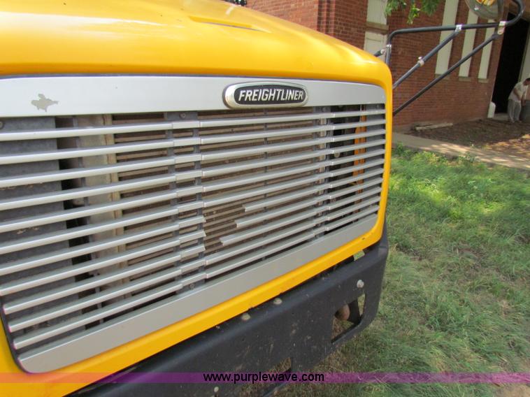 image for item B7405 2001 Freightliner FS65 Thomas school bus