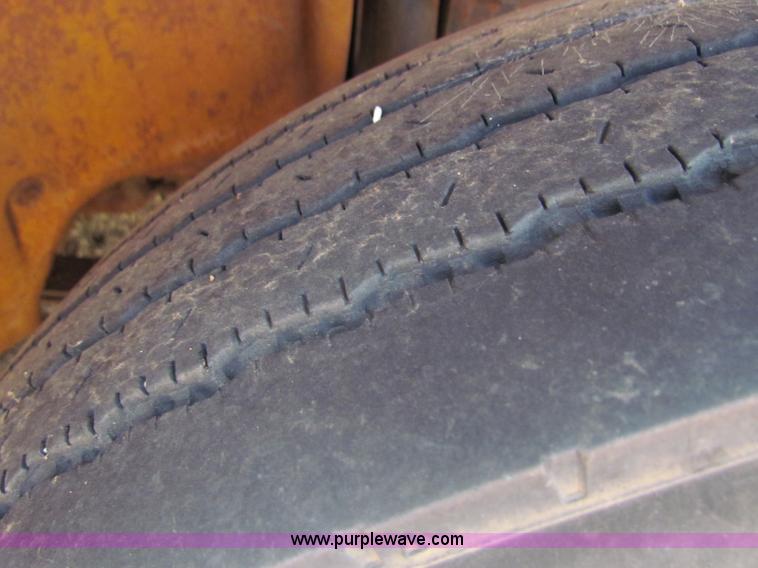 image for item B7405 2001 Freightliner FS65 Thomas school bus