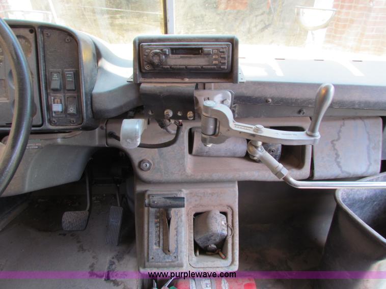 image for item B7406 2000 Freightliner FS65 Thomas school bus