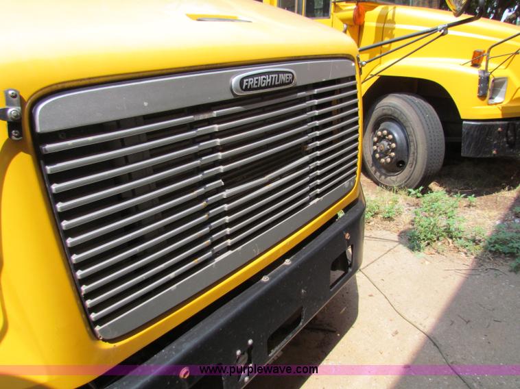 image for item B7406 2000 Freightliner FS65 Thomas school bus