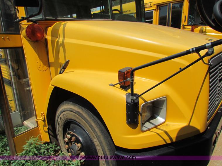 image for item B7406 2000 Freightliner FS65 Thomas school bus