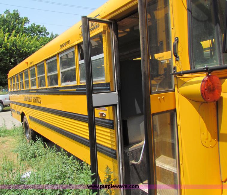 image for item B7406 2000 Freightliner FS65 Thomas school bus