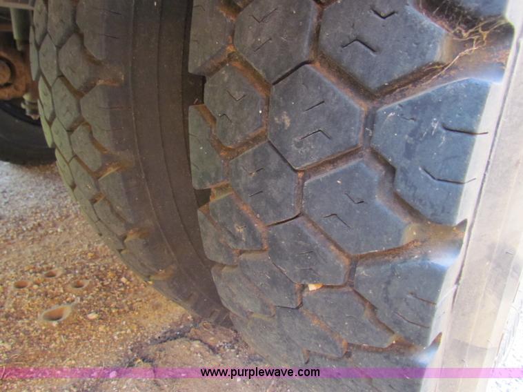 image for item B7406 2000 Freightliner FS65 Thomas school bus