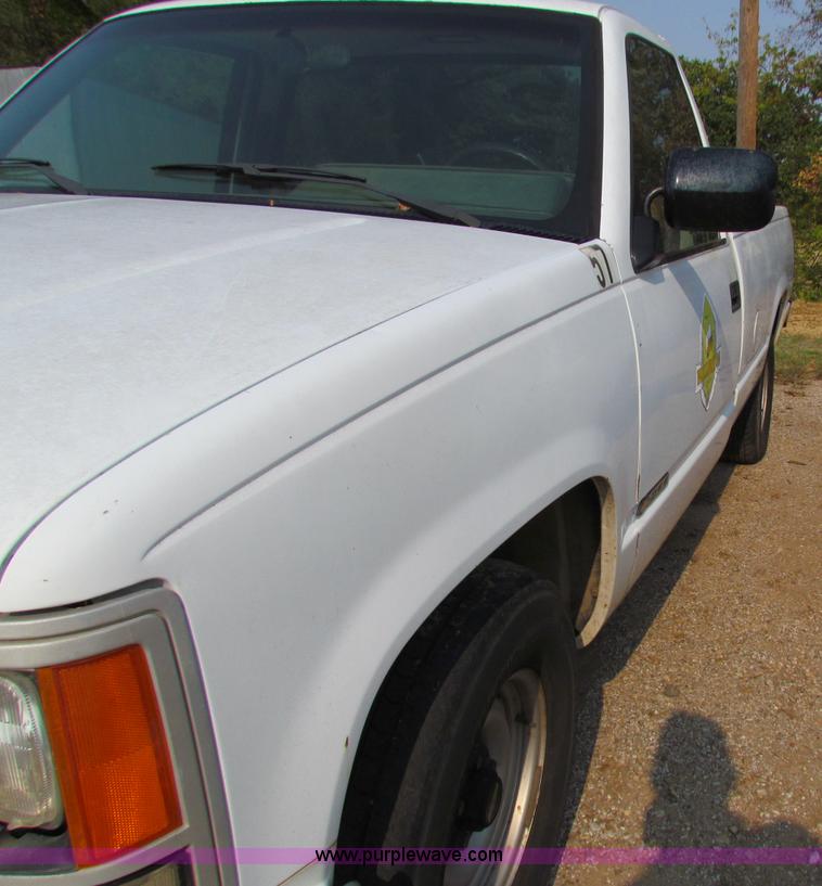 image for item B7408 1991 Chevrolet C1500 pickup truck