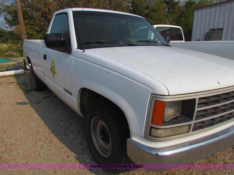 image for item B7408 1991 Chevrolet C1500 pickup truck