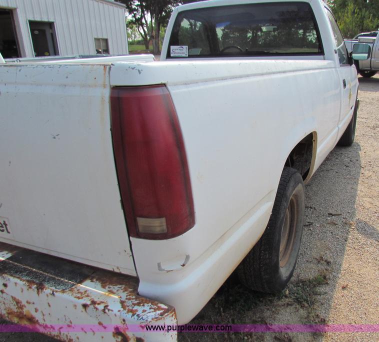 image for item B7408 1991 Chevrolet C1500 pickup truck