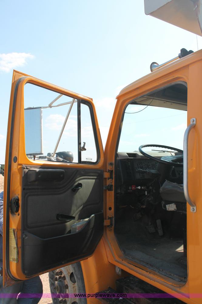 image for item C2714 1999 International 4900 dump truck