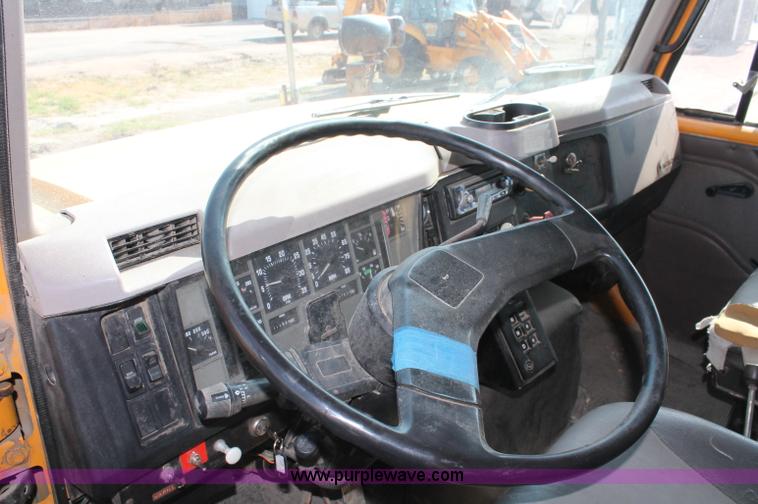 image for item C2714 1999 International 4900 dump truck