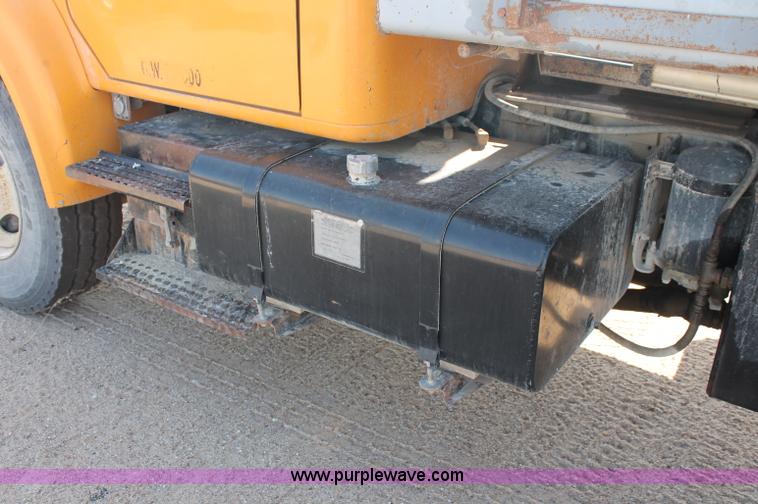 image for item C2714 1999 International 4900 dump truck