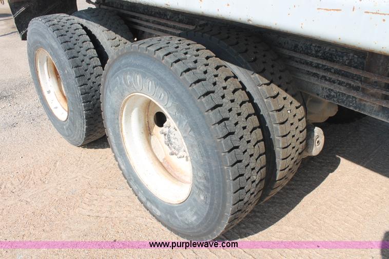 image for item C2714 1999 International 4900 dump truck