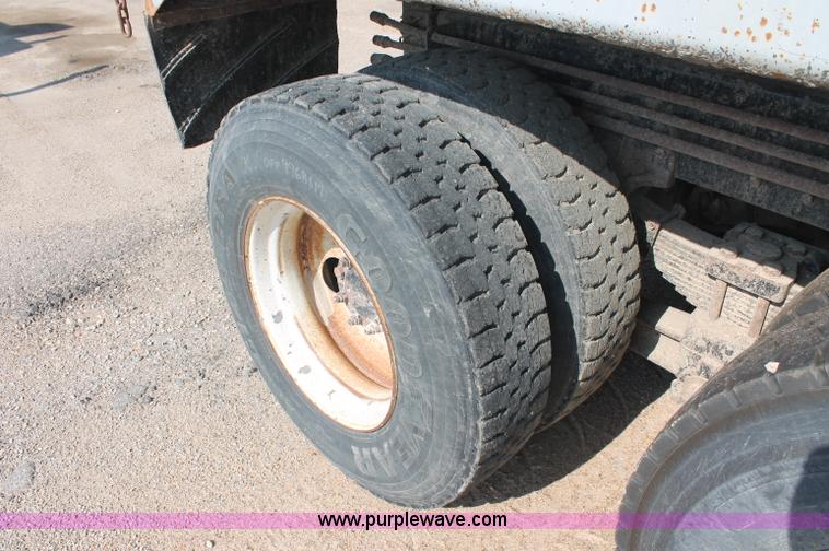 image for item C2714 1999 International 4900 dump truck