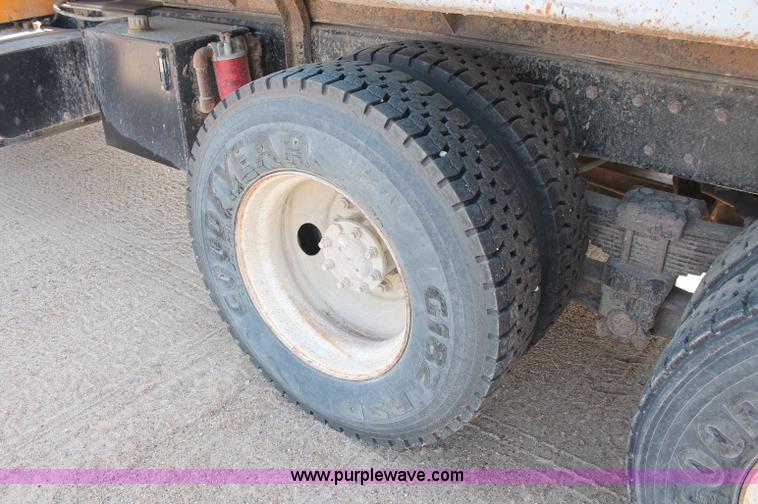 image for item C2714 1999 International 4900 dump truck