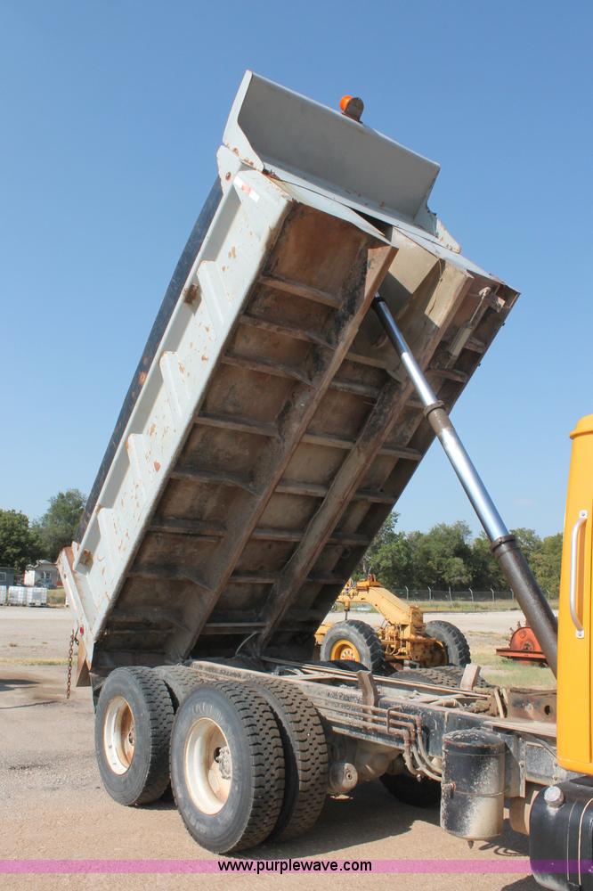 image for item C2714 1999 International 4900 dump truck