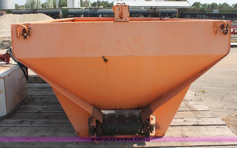 image for item C2714 1999 International 4900 dump truck